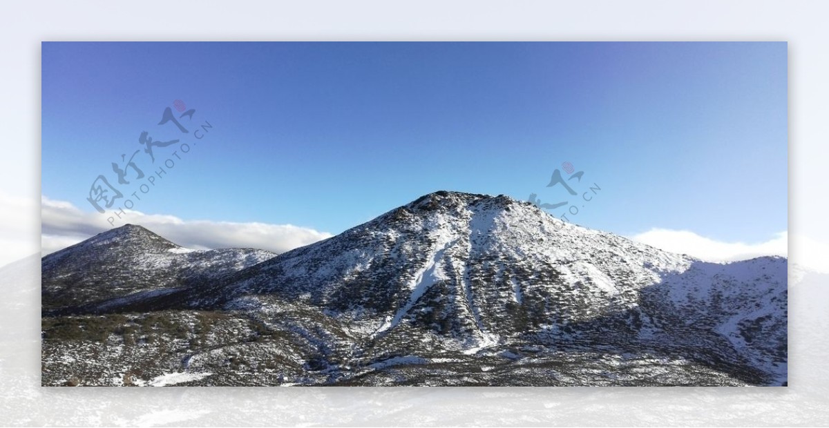 蓝天雪山风光图片