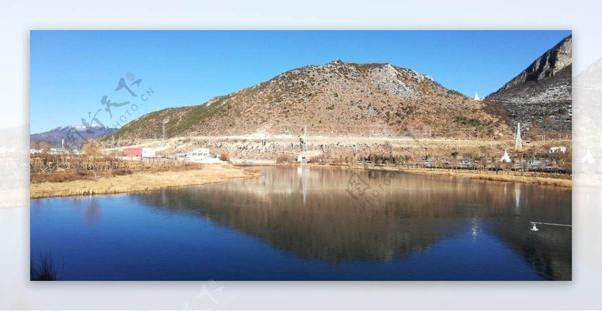 蓝天高山湖泊风景图片