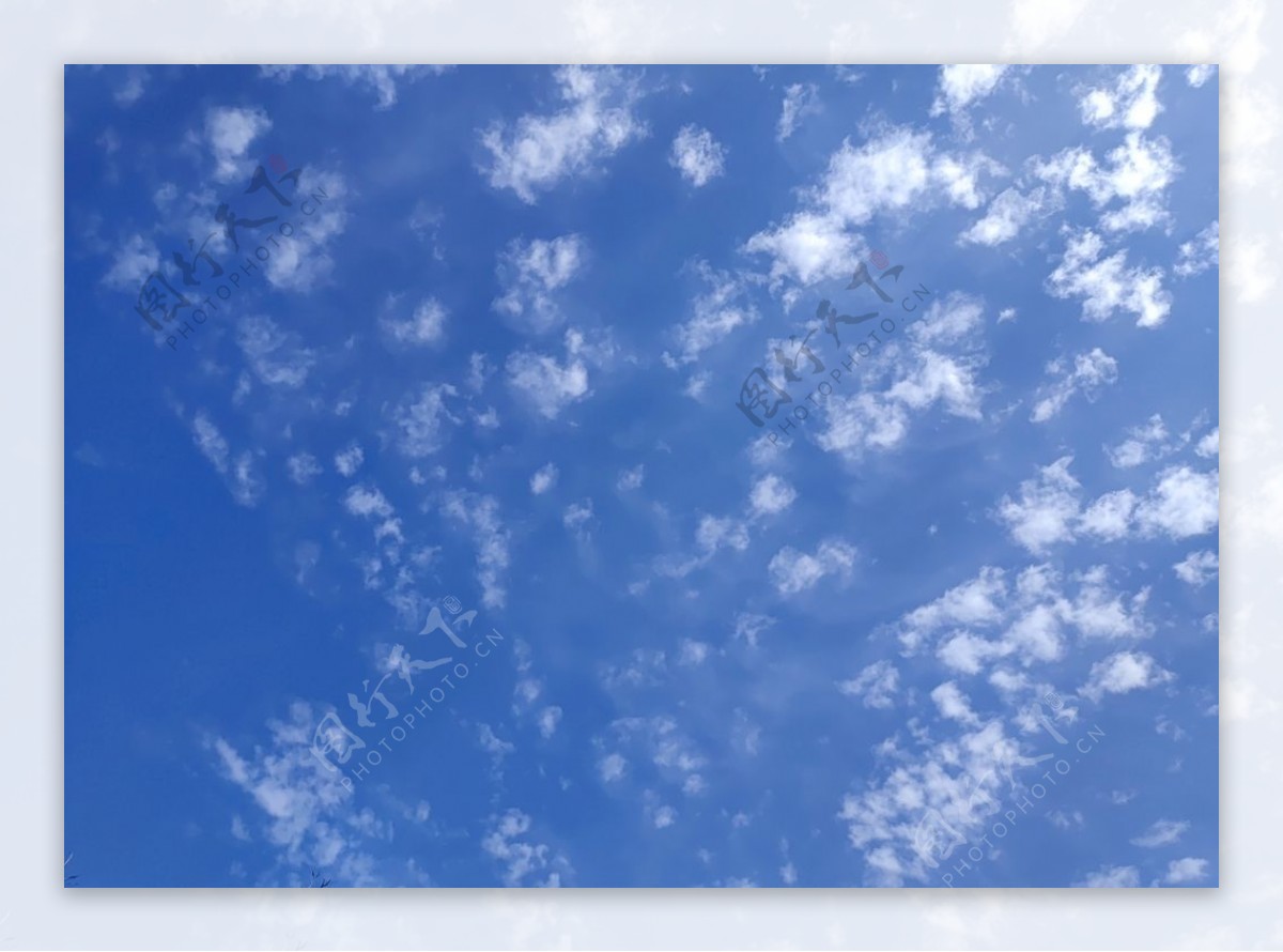 蓝天絮状的白云图片