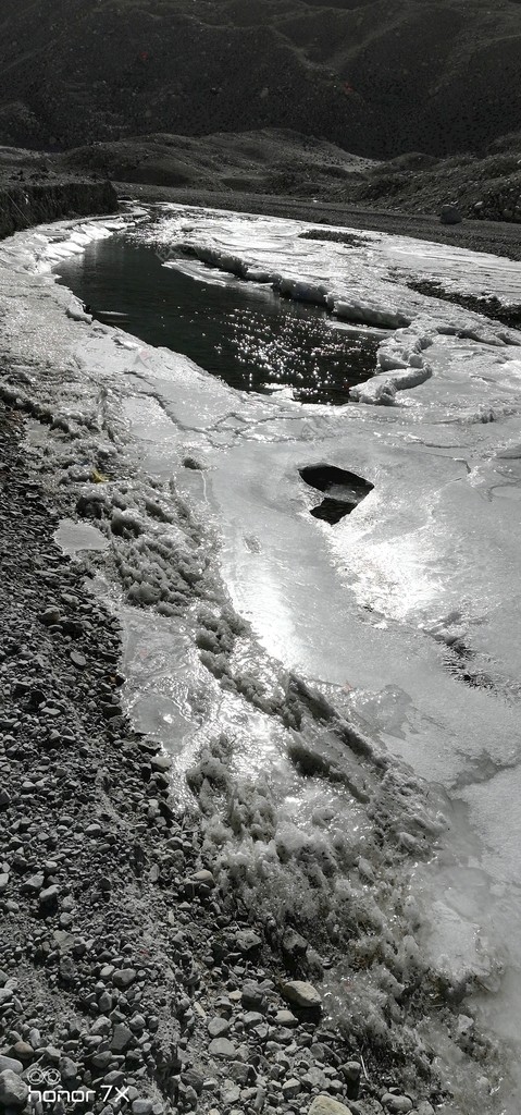 雪地河谷风景图片