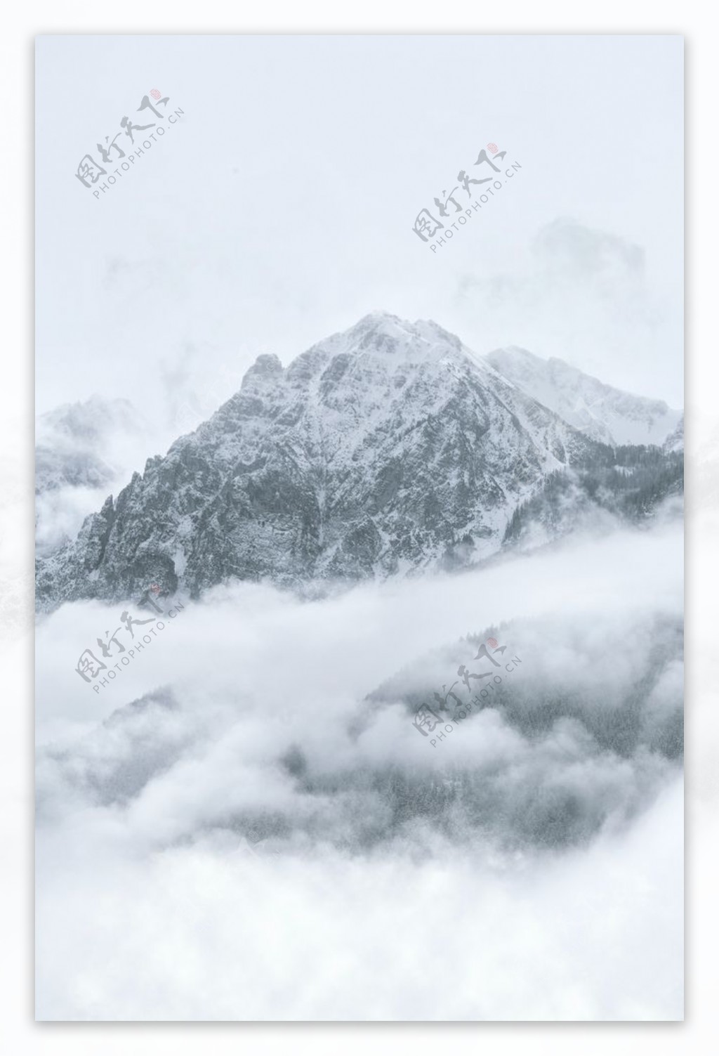 山峰云雾图片
