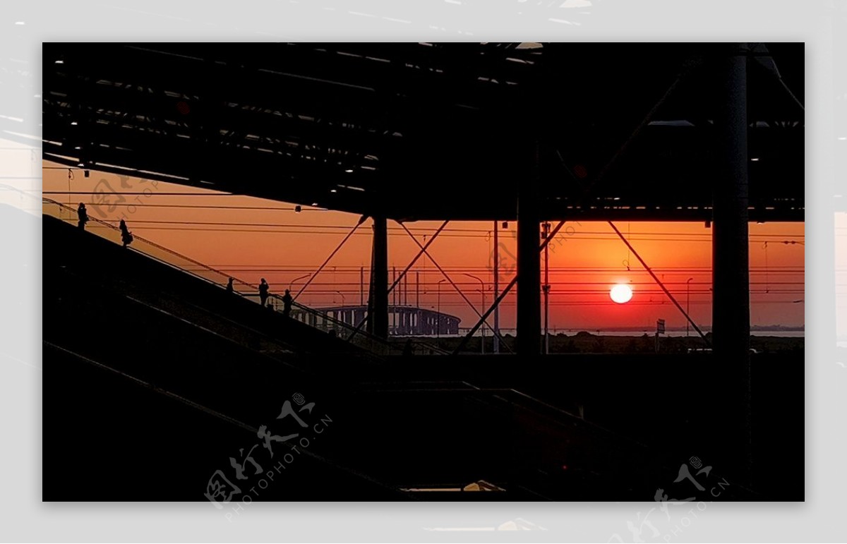 夕阳下的青岛北站图片