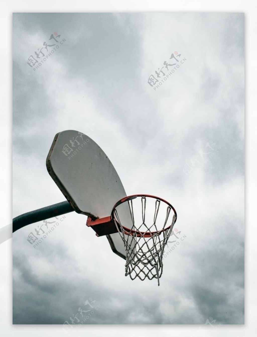 一个露天篮球框图片