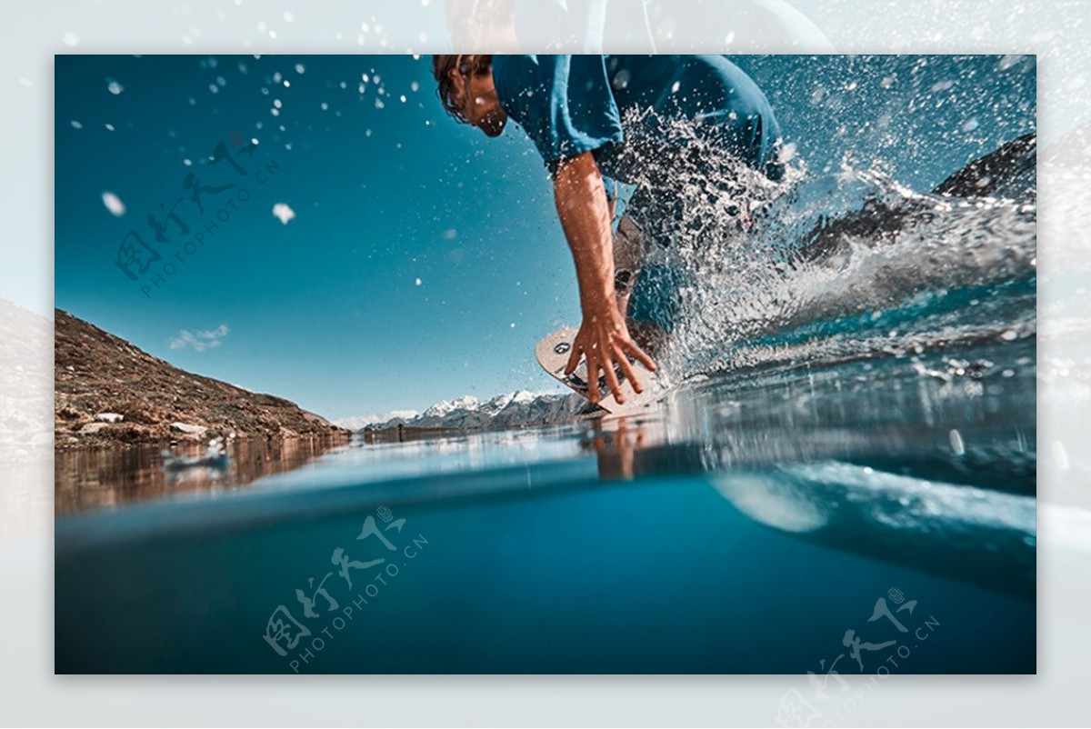 男人冲浪运动图片