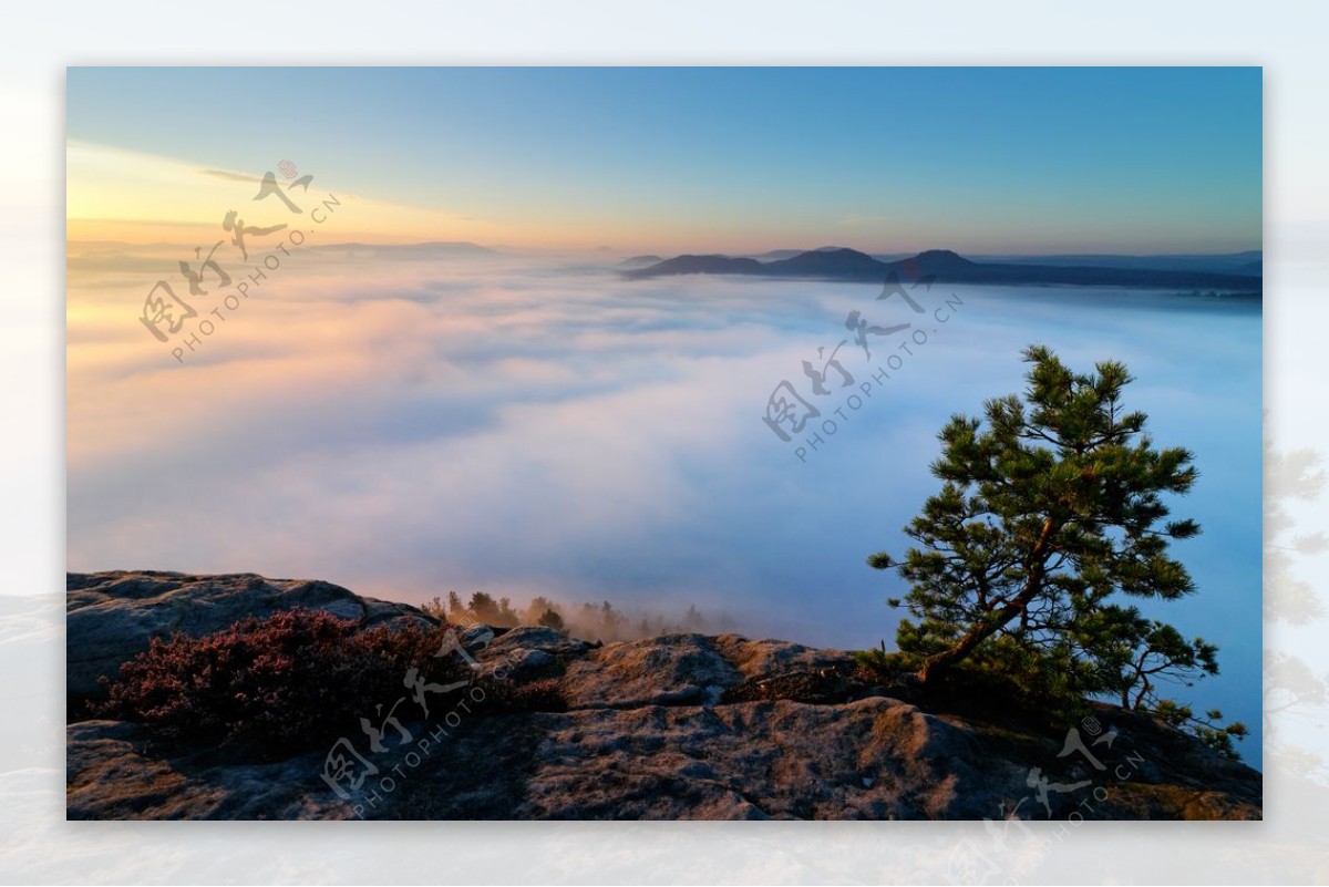 山顶云雾旅游背景海报素材图片