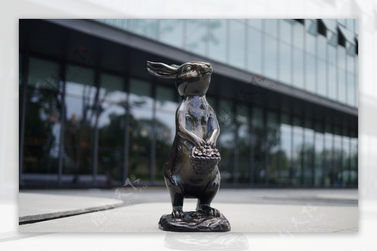 仿铜兔子雕塑图片
