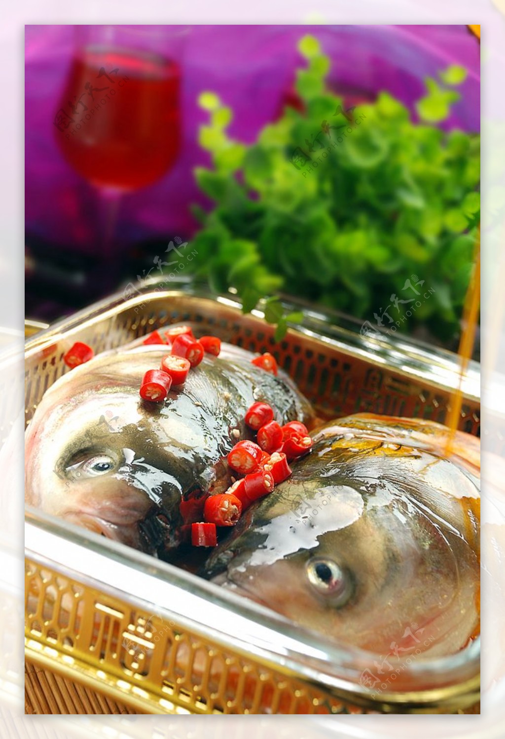 湘菜鲜蘑菇煮鱼头图片