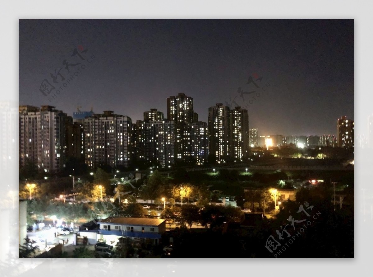城市高楼夜景图片