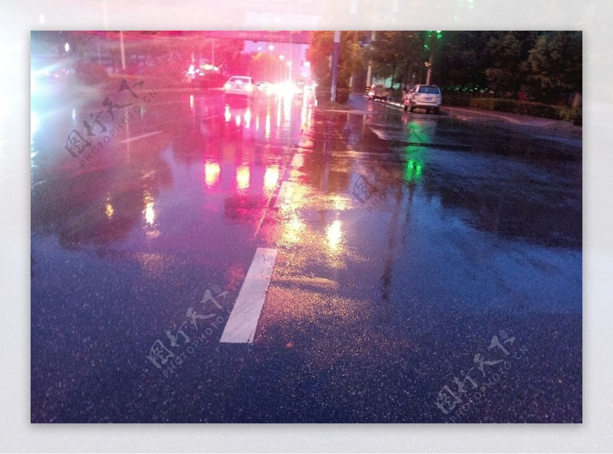 雨后马路图片