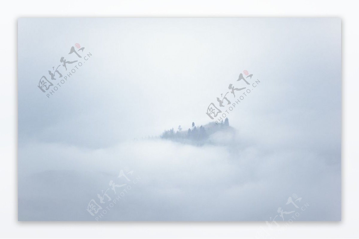 雾气腾腾的山峰图片